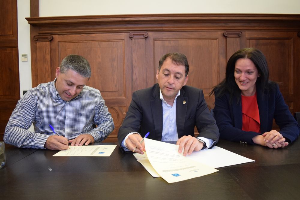 Firma del convenio por parte del alcalde (c) y el representante de SOS Desaparecidos.