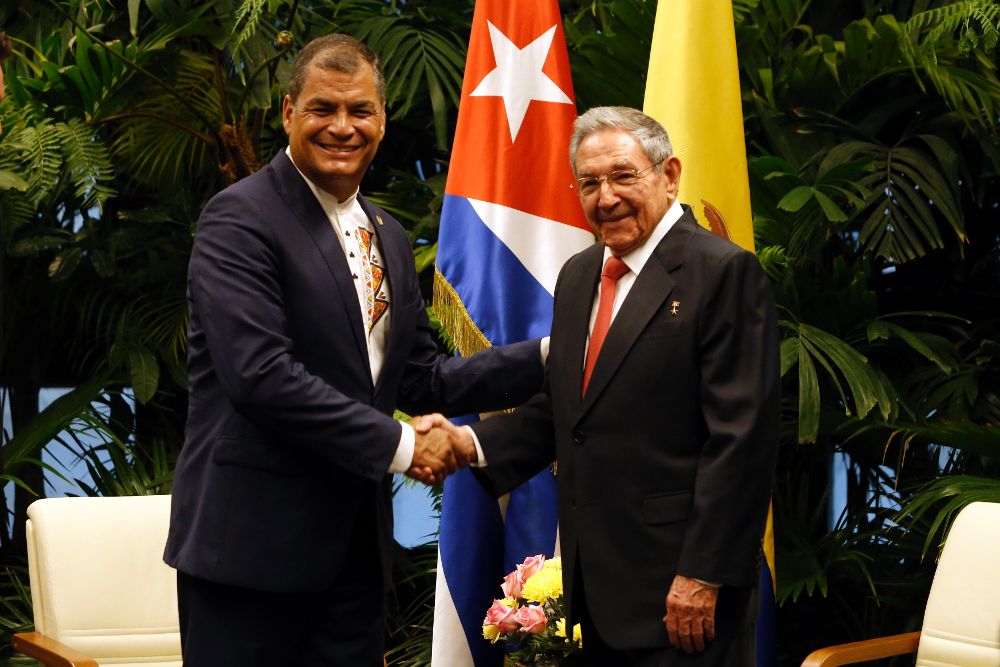 El presidente de Cuba Raúl Castro (d) posa junto al presidente de Ecuador Rafael Correa (i).