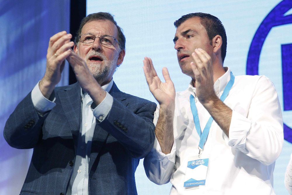 Mariano Rajoy, junto Manuel Domínguez, que ha sido reelegido como presidente insular del partido, en la clausura del VIII Congreso del Partido Popular de Tenerife.