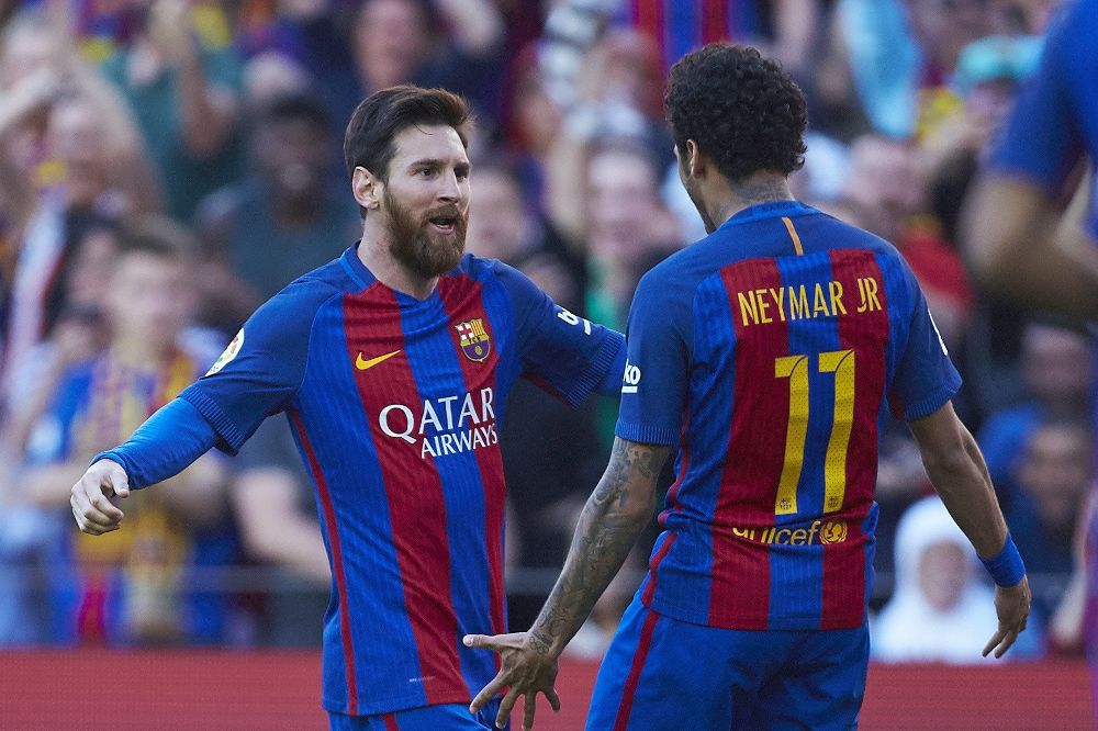Neymar y Messi celebran tras marcar uno de los goles ante el Villarreal.