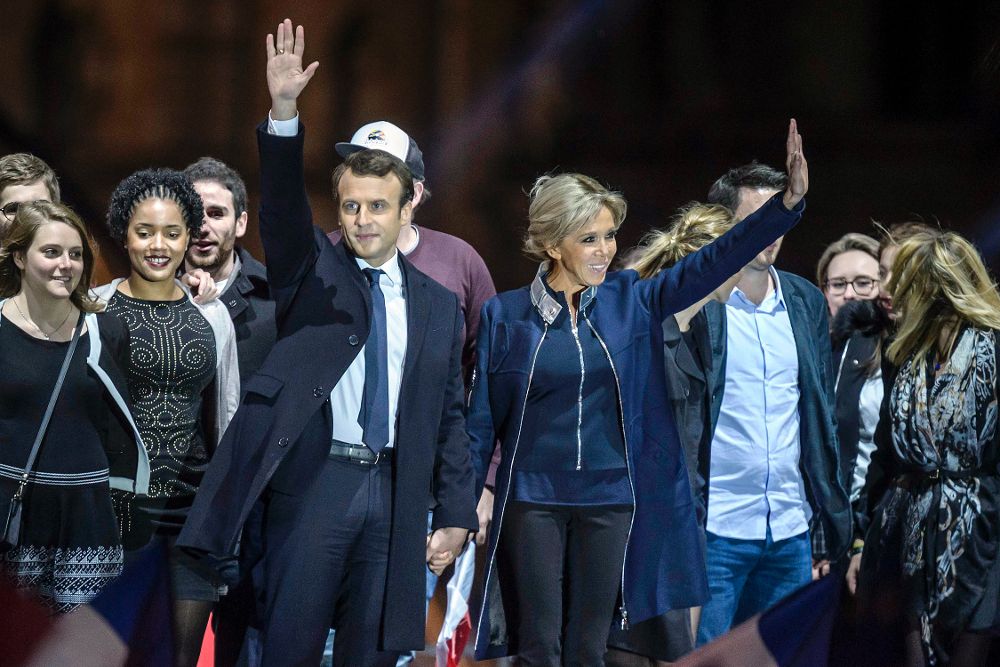 Emmanuel Macron (i) y su esposa celebran los resultados de las elecciones en el Carrousel del Louvre, en París.