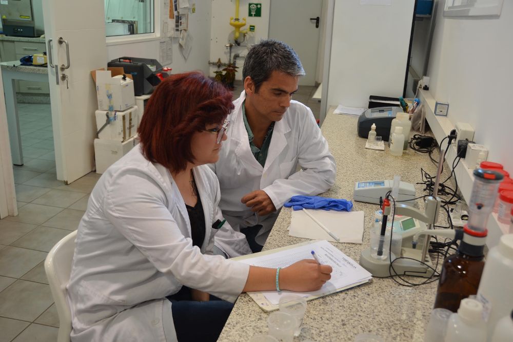 El responsable del laboratorio, Víctor Rodríguez, y otra de las profesionales.
