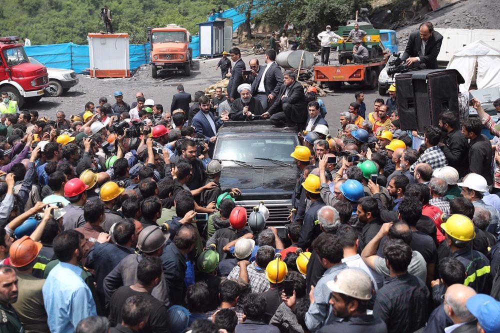 El presidente iraní, Hassan Rouhani (en el centro, sobre el vehículo) se dirige a los mineros de la mina de carbón Azadshahr, en la ciudad de Golestan, al norte del país, tras la muerte de 35 mine de ellos en una explosión ocurrida el pasado miércoles.