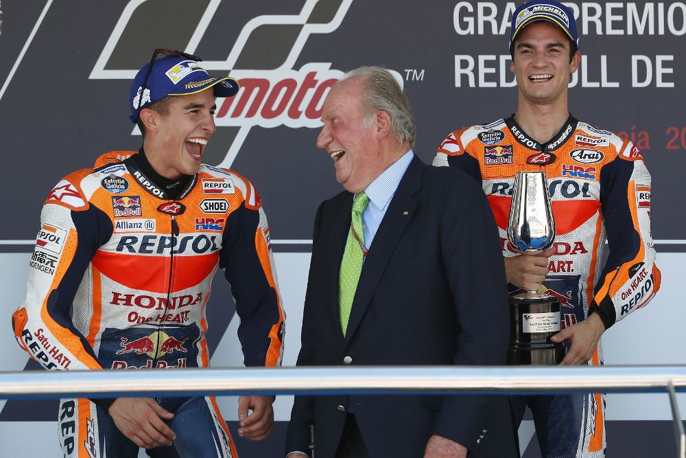 Los pilotos españoles de MotoGP Dani Pedrosa (Repsol Honda) (d), y Marc Márquez (Repsol Honda), junto al rey Juan Carlos, en el podio.