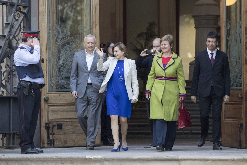 La presidenta del Parlament, Carme Forcadell (i), y la secretaria de la Mesa Anna Simó (d) a su salida del Tribunal Superior de Justicia de Cataluña.