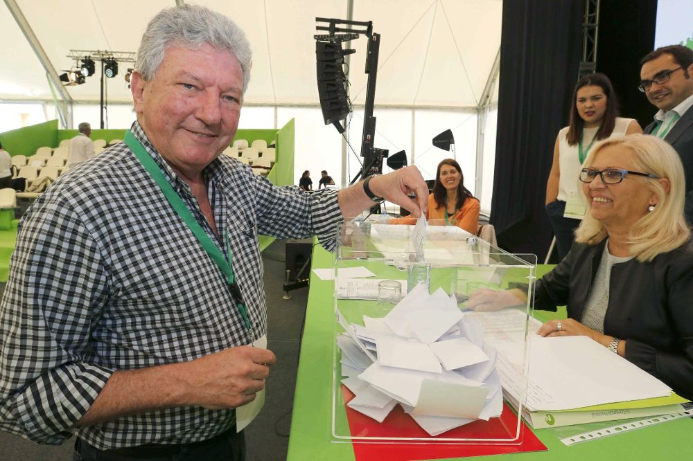 El diputado de Nueva Canarias (NC) Pedro Quevedo, deposita su voto durante el IV Congreso Nacional de Nueva Canarias.