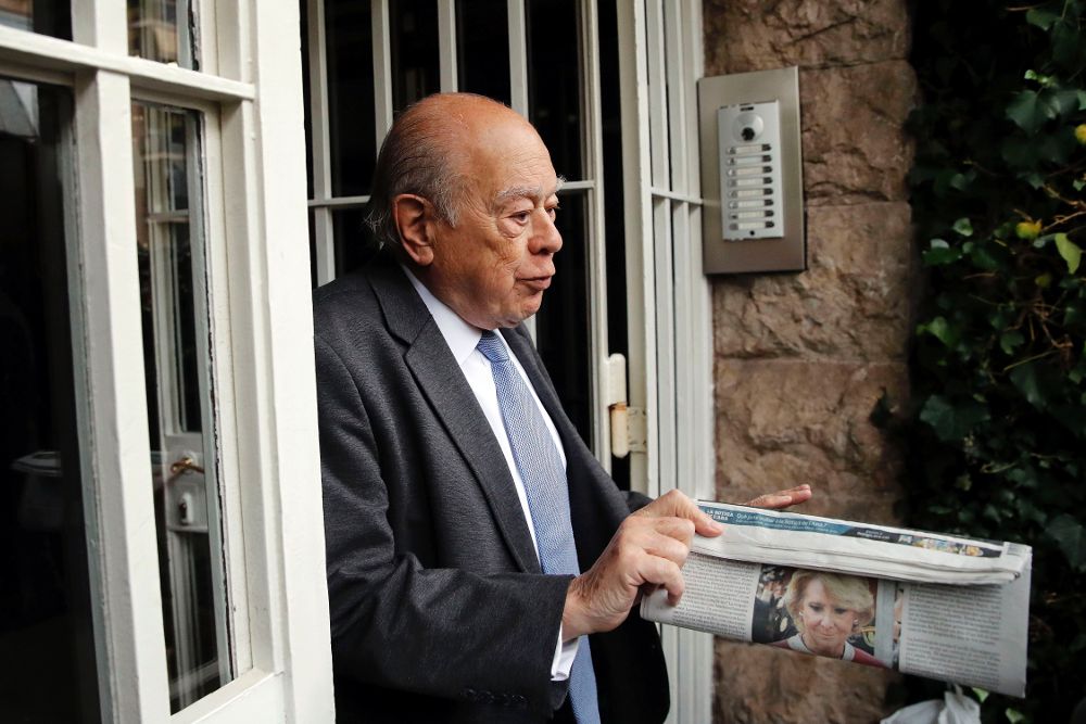 El expresidente de la Generalitat Jordi Pujol, sale de su domicilio, el pasado 27 de abril después de los registros de la UDEF.