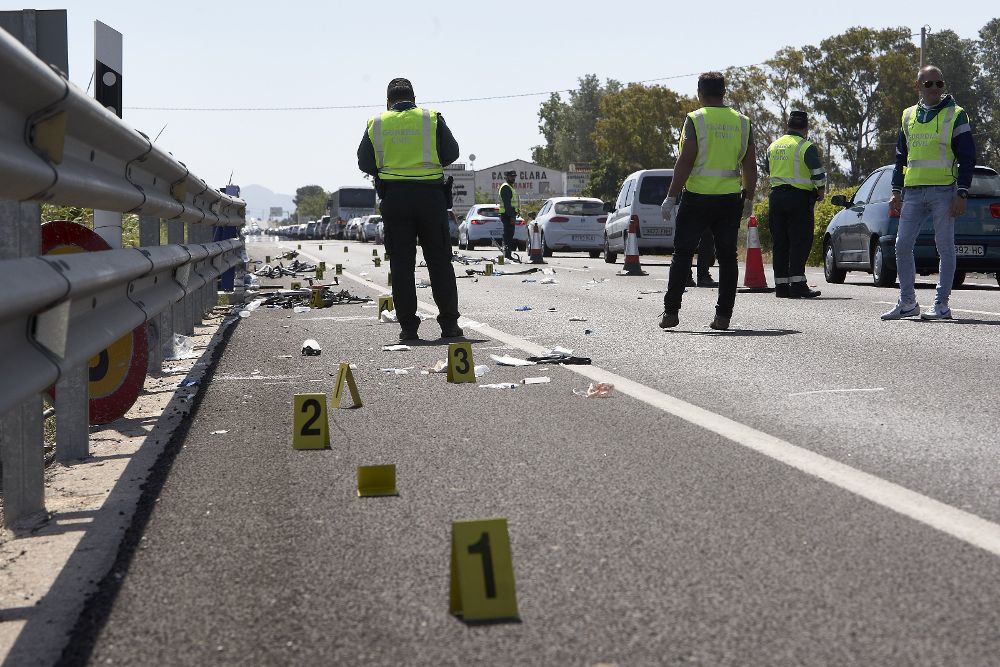 Agentes de la Guardia Civil en el punto kilométrico 205 de la N-332 entre las localidades de Oliva y Denia, donde la conductora arrolló a un grupo de seis ciclistas.