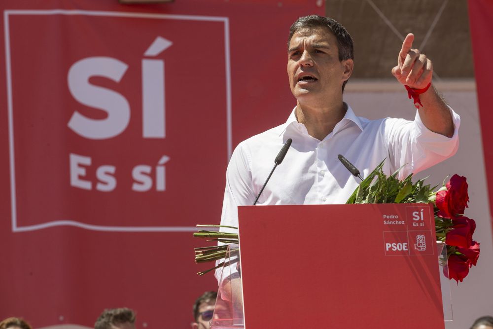 Pedro Sánchez durante el mitin en Murcia, en el marco del periplo que lleva a cabo hasta las primarias socialistas del 21 de mayo.