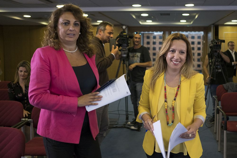 La portavoz y consejera de Hacienda del Gobierno Canario, Rosa Dávila (d) acompañada por la consejera de Políticas Sociales, Cristina Valido (i).