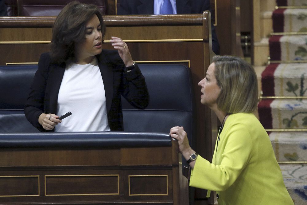 La vicepresidenta del Gobierno, Sorata Saénz de Santamaría (i), conversa con la portavoz parlamentaria de Coalición Canaria, Ana Oramas (d).