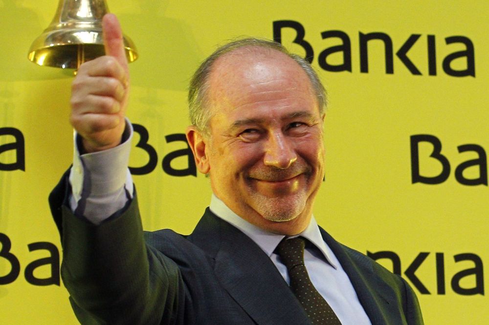 Momento en el que el presidente de Bankia, Rodrigo Rato, tras dar el tradicional toque de campana en el inicio de la negociación en Bolsa de las acciones del grupo.