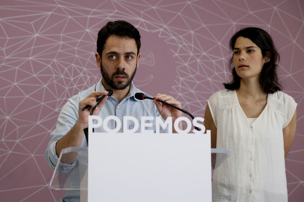 El secretario de organización de Podemos en la Comunidad de Madrid, Fran Casamayor (i), y la diputada Isabel Serra (d), presentan los resultados de la consulta entre los inscritos en Podemos para decidir si se impulsa una moción de censura contra la presidenta regional, Cristina Cifuentes.