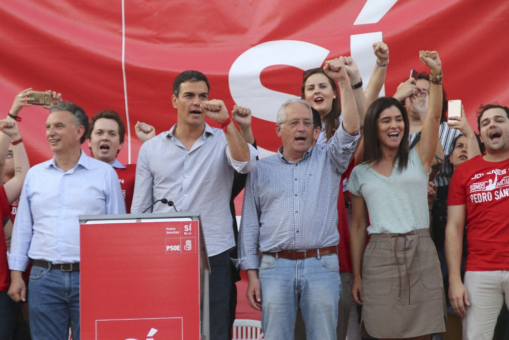 El candidato a la Secretaría General del PSOE, Pedro Sánchez (3i), durante un acto político.