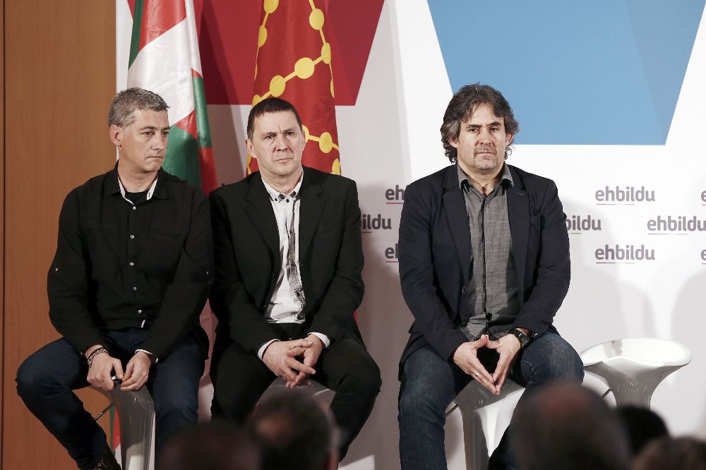 Los máximos dirigentes de Sortu, Arnaldo Otegi (c); de EA, Pello Urizar (d); y de Alternatiba, Oskar Matute (i).
