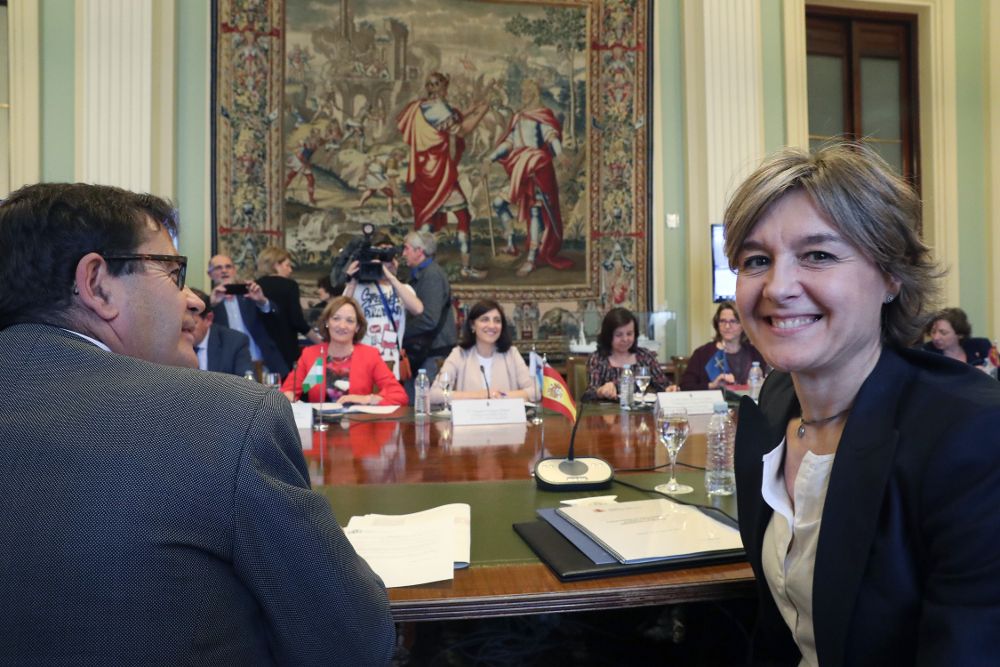La ministra de Agricultura y Pesca, Alimentación y Medio Ambiente (Mapama), Isabel García Tejerina (d).