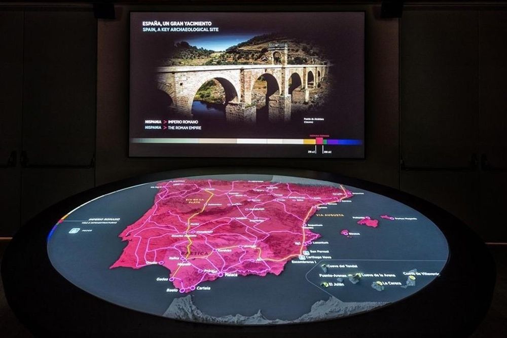Imagen que proyecta actualmente la muestra "España, un gran yacimiento", con Canarias ubicada en el Mediterráneo, bajo Baleares.