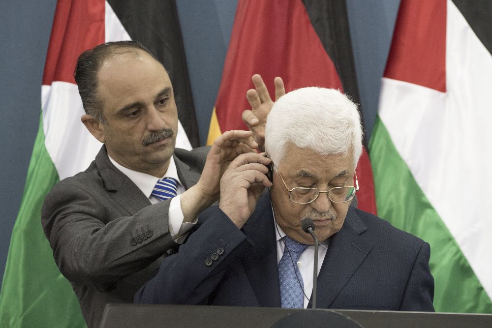 El presidente de la Autoridad Nacional Palestina (ANP), Mahmud Abás (d).