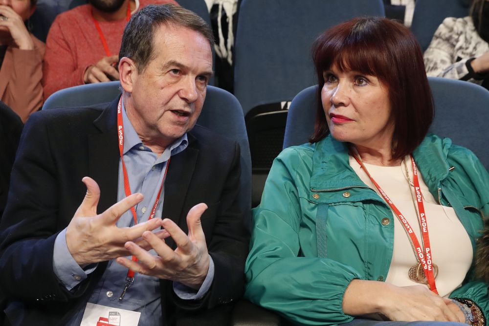 Los socialistas Abel Caballero (i) y Micaela Navarro.