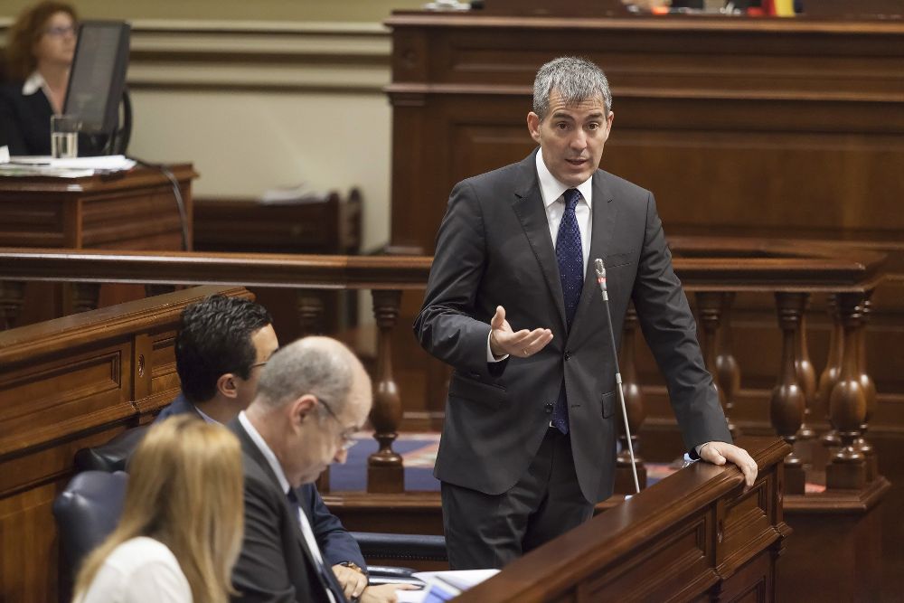 El presidente del Gobierno de Canarias, Fernando Clavijo, responde a una pregunta durante la sesión de control al Gobierno celebrada hoy en el Parlamento de Canarias.