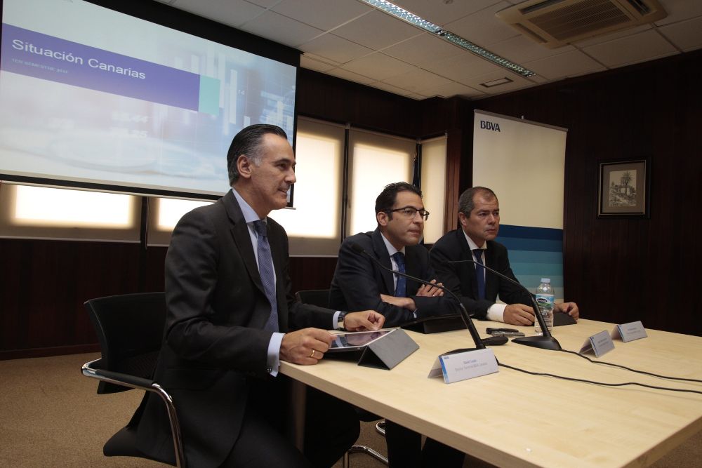 Los representantes del BBVA presentan el estudio de previsiones económicas sobre Canarias.