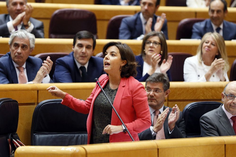 La vicepresidenta del Gobierno, Soraya Sáenz de Santamaría (i), interviene en la sesión de control al Ejecutivo esta tarde en el pleno del Senado.