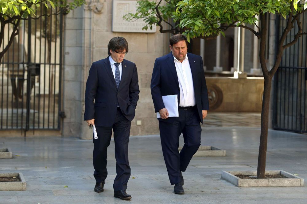 El presidente de la Generalitat, Carles Puigdemont (i) y el vicepresidente del Govern y conseller de Economía, Oriol Junqueras.
