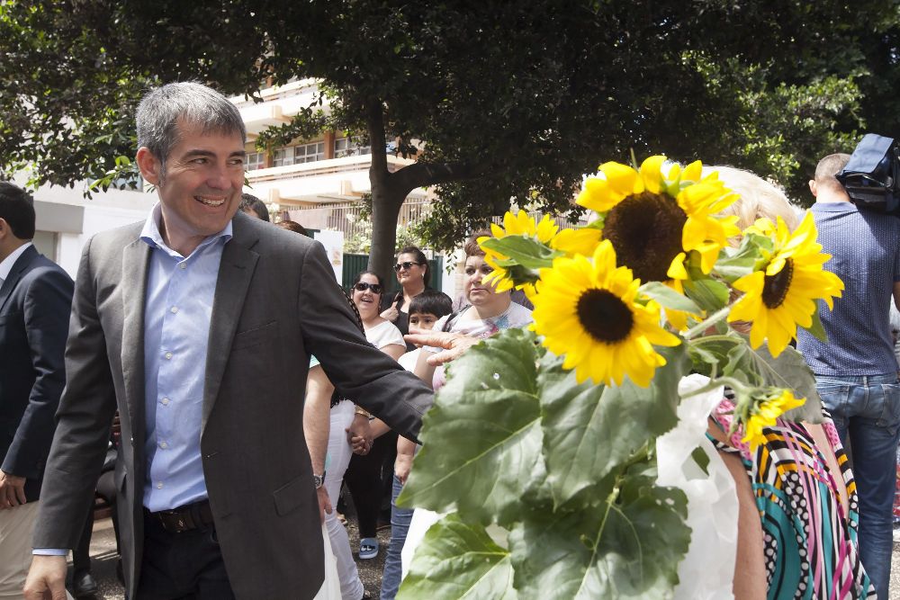 El presidente del Gobierno de Canarias, Fernando Clavijo, pasea por la Rambla de Santa Cruz.