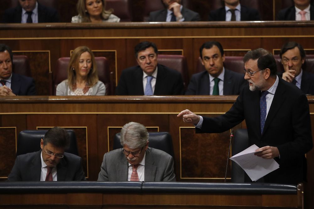 El presidente del Gobierno, Mariano Rajoy, durante su intervención hoy en el Congreso para responder a las preguntas de la oposición sobre la corrupción política.
