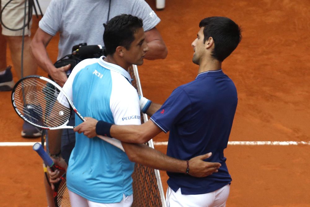 El tenista serbio Novak Djokovic (d) se despide del español Nicolás Almagro tras ganarle.