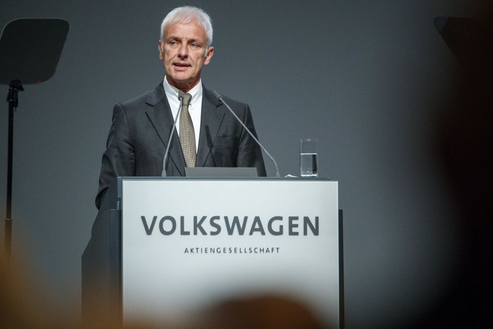 El presidente del fabricante automovilístico alemán Volkswagen, Matthias Müller, pronuncia un discurso durante la junta de accionistas de la compañía, hoy, 10 de mayo.
