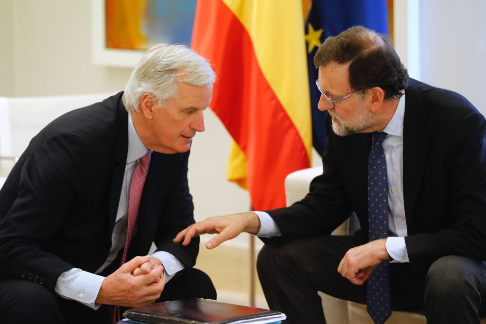 El presidente del Gobierno, Mariano Rajoy (d), conversa con el negociador de la UE para la salida del Reino Unido de la Europa comunitaria, Michel Barnier.