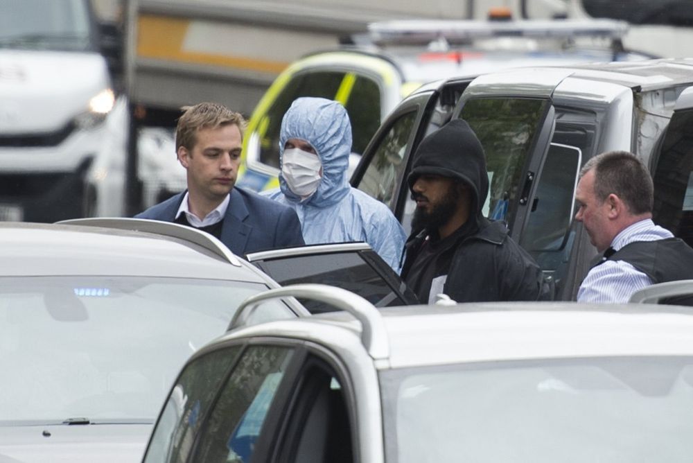 Agentes de policía escoltan a un hombre tras un incidente en Westminster, Londres, Reino Unido, el pasado 27 de abril.