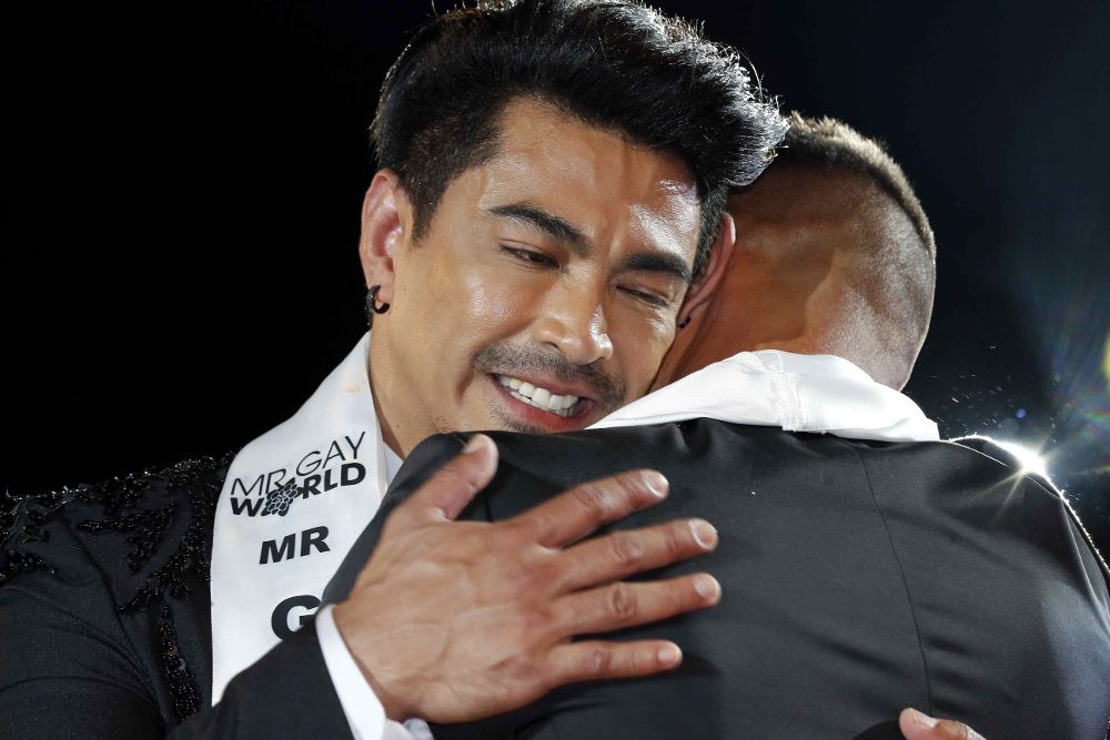 El ganador del "Mister Gay World 2017", el filipino John Fernández (i), se abraza con el español Cándido Arteaga.