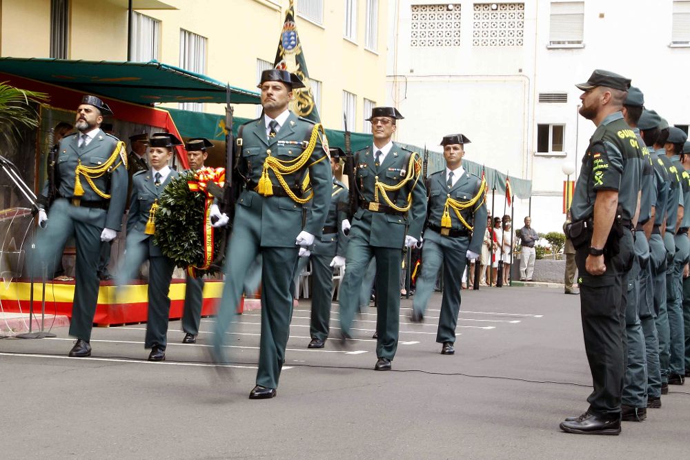 Desfile de la Guardia Civil, hoy en Santa Cruz de Tenerife, durante el acto de celebración del 173 aniversario de la fundación del cuerpo.