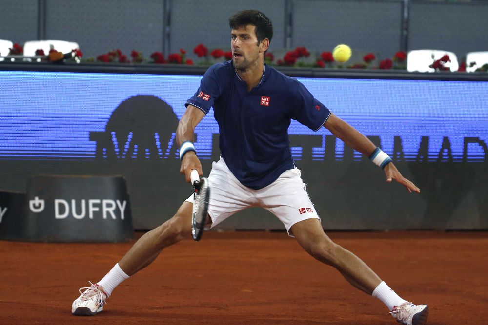 El tenista serbio Novak Djokovic devuelve la bola al español Feliciano López durante el partido de tercera ronda del torneo Mutua Madrid Open.