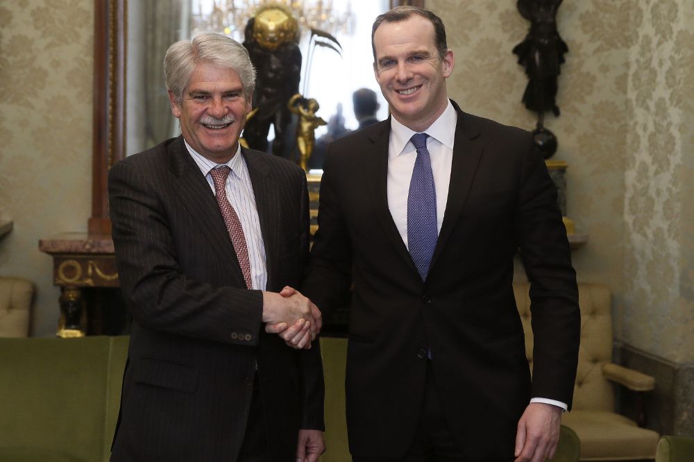 El ministro de Asuntos Exteriores, Alfonso Dastis (i), junto con el enviado presidencial de Estados Unidos para la coalición global contra Dáesh, Brett McGurk, durante el encuentro que han mantenido hoy en el Palacio de Santa Cruz de Madrid.