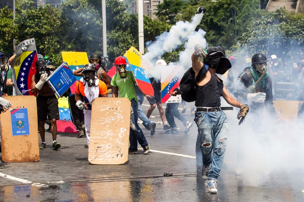 Manifestantes se enfrentan a la Guardia Nacional Bolivariana.