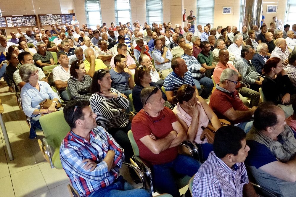 Más de 200 agricultores asistieron a la reunión que se celebró anoche en la sede de Coagisora.