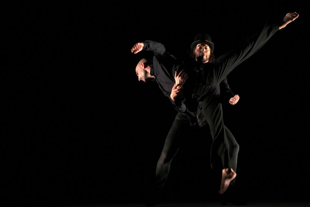 El bailaor Joaquín Cortés junto al bailarin Nicolás Rimbaud (i) durante el pase gráfico de espectáculo 'Esencia' en el Teatro Tívoli de Barcelona.