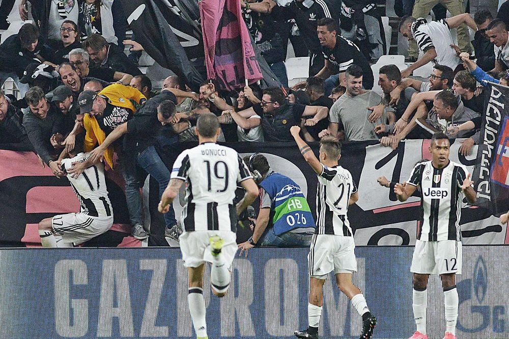 El club ha sido acusado de repartir entradas gratuitas entre miembros de la mafia calabresa. En la imagen, jugadores del Juventus en un partido con el Mónaco saludan a la grada.