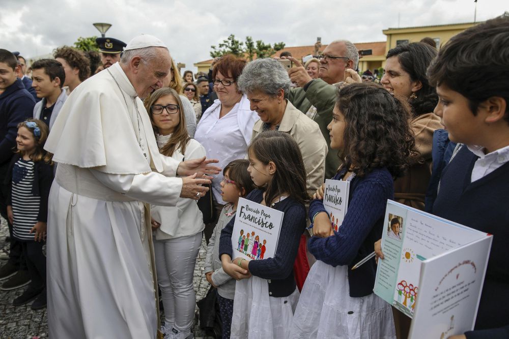 El papa Francisco saluda a los niños en la base aérea del Monte Real en Leiria.