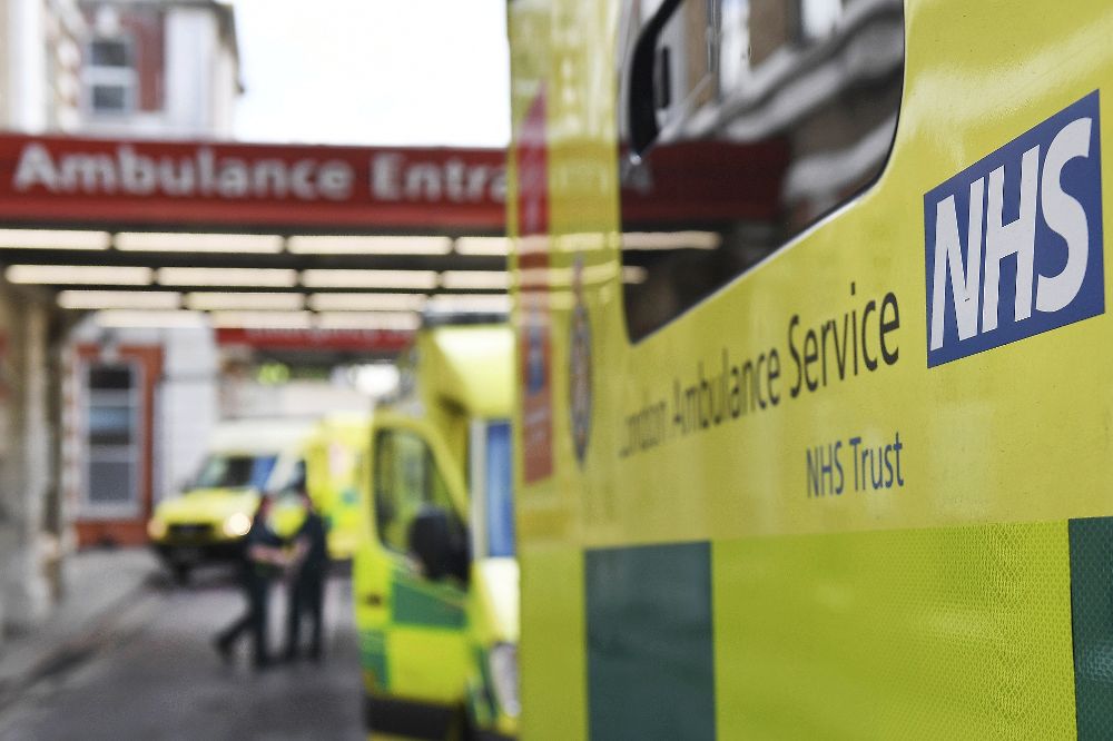 Vista de una ambulancia en un hospital de Londres, Reino Unido, hoy 12 de mayo. Según el Servicio Nacional de Salud (NHS), los ordenadores de varios hospitales del Reino Unido han sido afectados por posibles ataques cibernéticos.