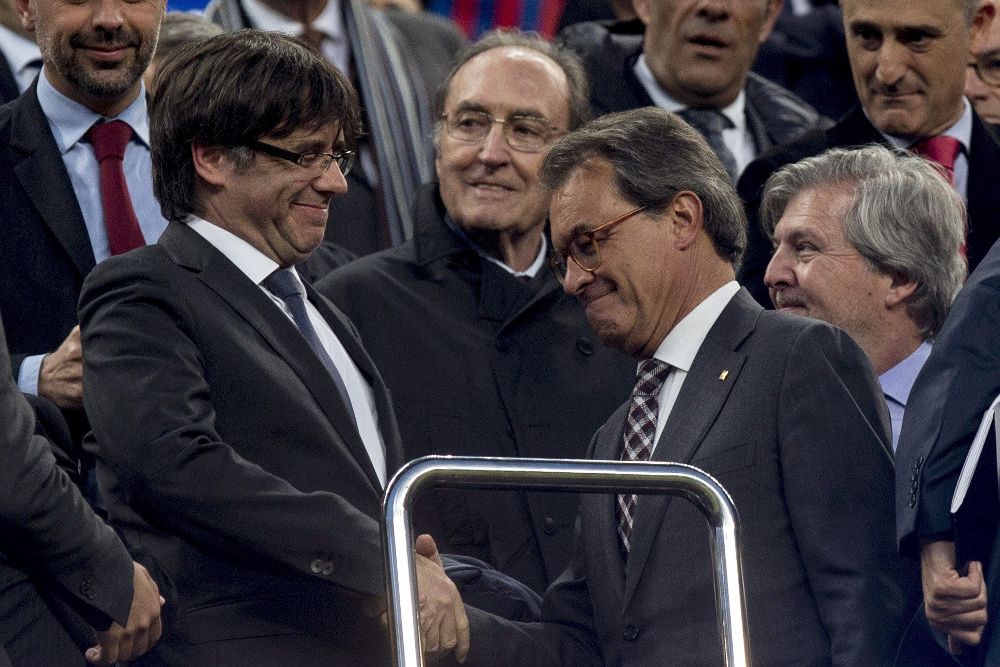 El presidente de la Generalitat de Cataluña Carles Puighdemont (i) saluda al expresidente Artur Mas.