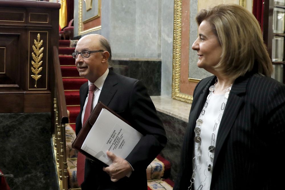El ministro de Hacienda, Cristóbal Montoro,y de Empleo, Fátima Báñez.