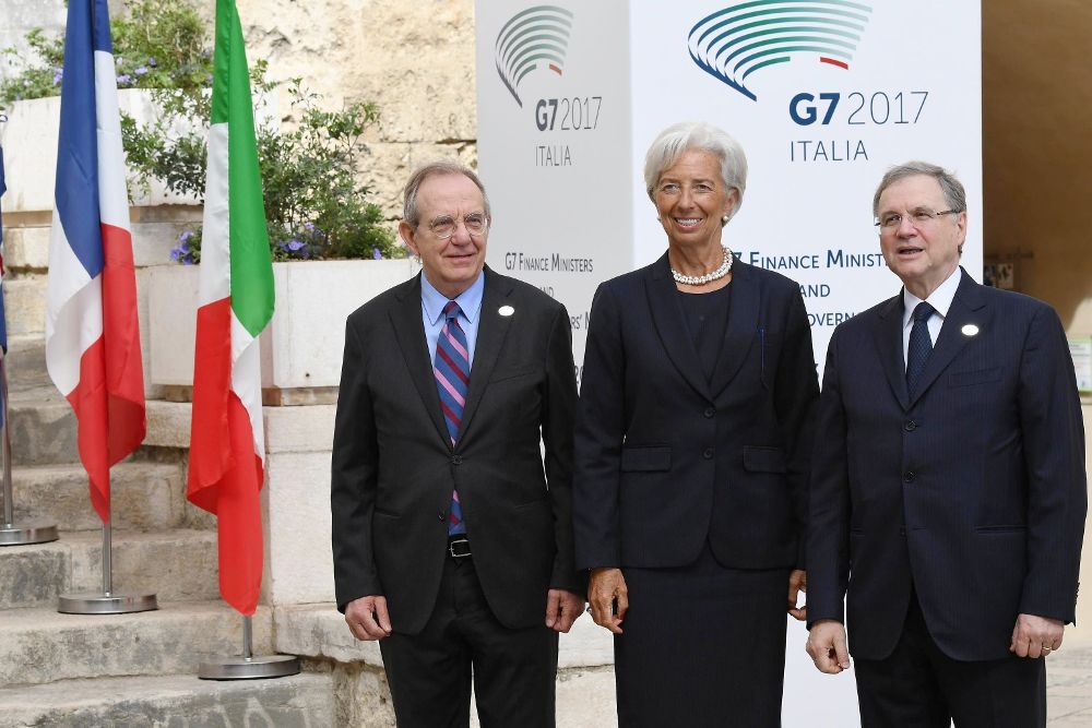El ministro de Economía de Italia, Pier Carlo Padoan (i), el gobernador del Banco de Italia, Ignazio Visco (d), y la directora gerente del FMI, Christine Lagarde (c).
