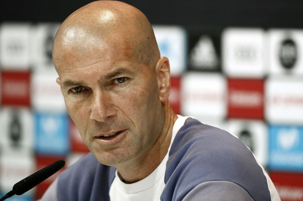 El técnico francés del Real Madrid, Zinedine Zidane, durante la rueda de prensa que ofreció tras el entrenamiento realizado hoy en la Ciudad Deportiva de Valdebebas donde el conjunto blanco prepara el partido de la penúltima jornada de Liga que disputa mañana ante el Sevilla en el Santiago Bernabéu.