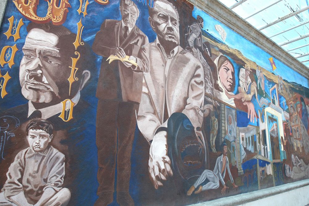 Fotografía del 12 de mayo de 2017, de un mural que está en la plaza de San Gabriel (México), inspirado en pasajes y personajes de los libros de Juan Rulfo.