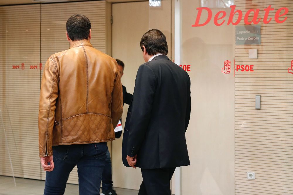 El candidato a la Secretaría General del PSOE Pedro Sánchez acompañado del presidente de la Comisión Gestora, Javier Fernández (dcha).
