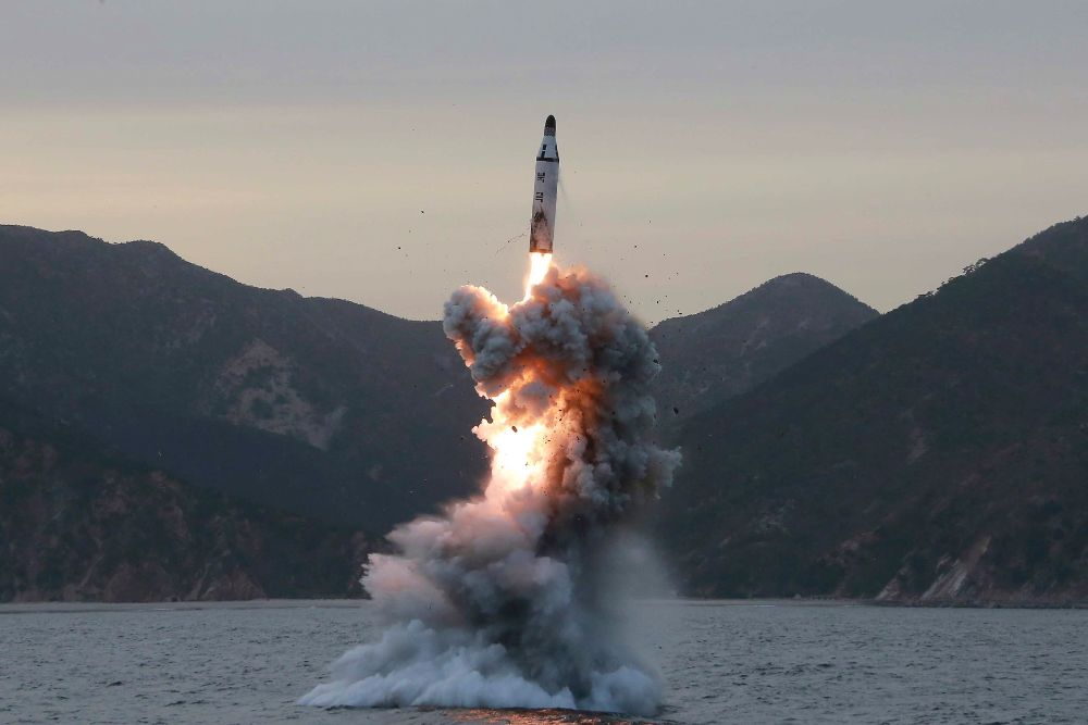 Fotografía de archivo sin fecha, cedida el 24 de abril de 2016, por la Agencia de Noticias Central de Corea del Norte (KCNA), de la prueba de lanzamiento de un misil balístico submarino en Corea del Norte.